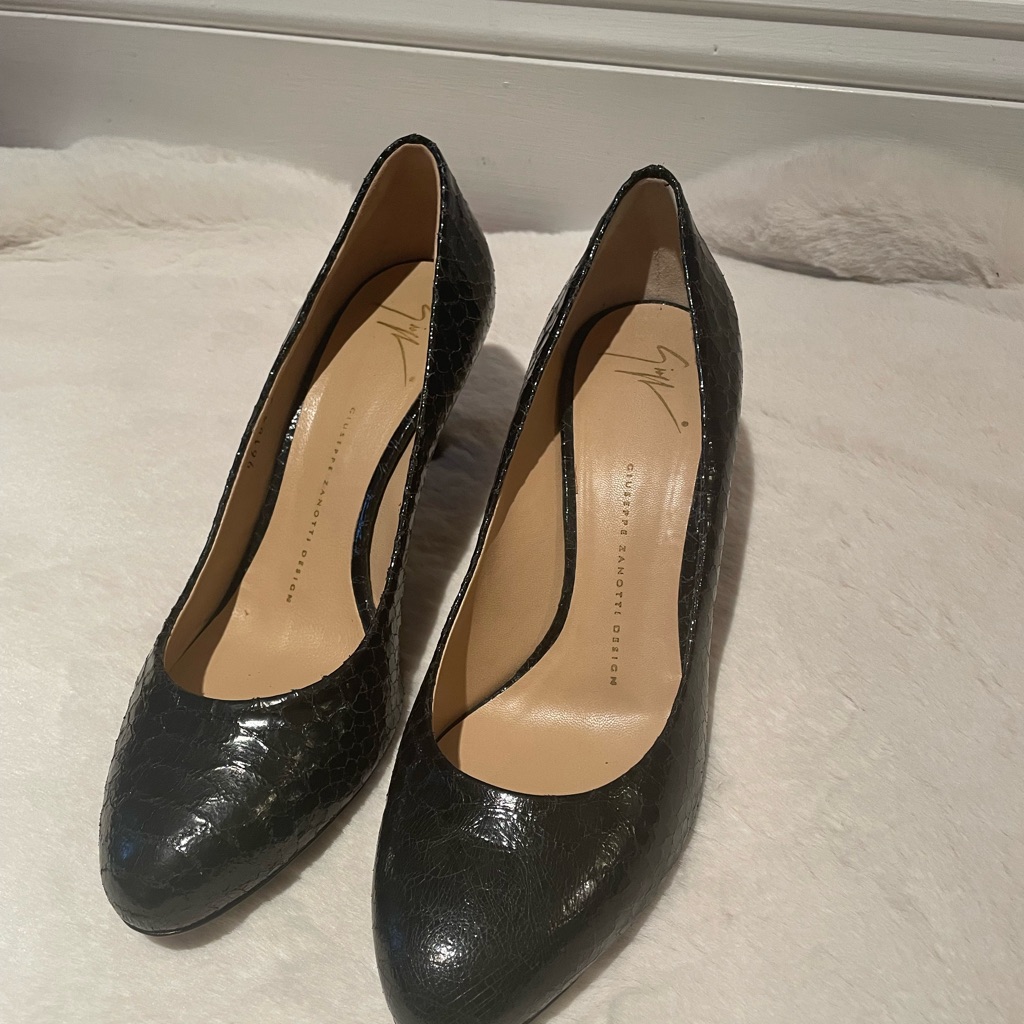 Giuseppe Zanotti Round Toe Snake Skin Leather Pump
